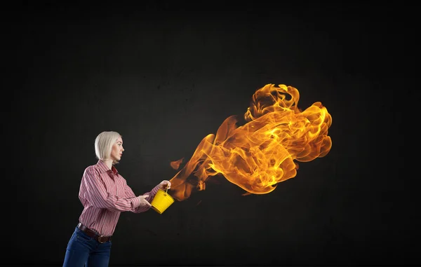 Mädchen spritzt Feuerflammen — Stockfoto