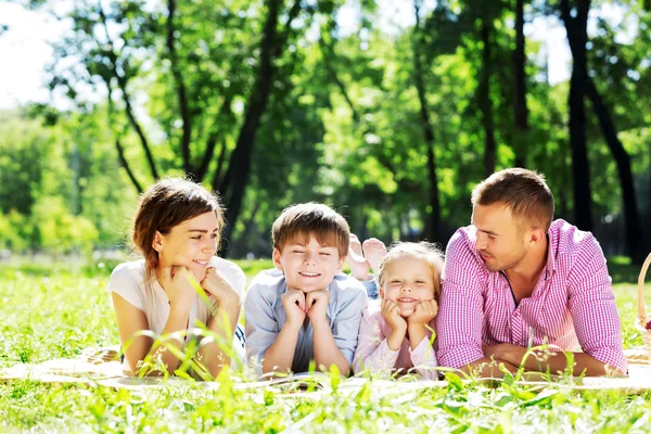 Piknik w ogrodzie — Zdjęcie stockowe