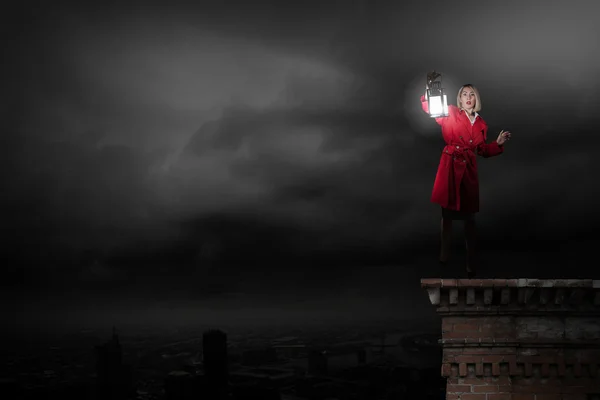 Женщина с фонарем — стоковое фото