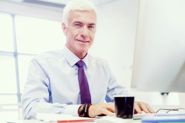 Başka bir office gün bilgisayar önünde