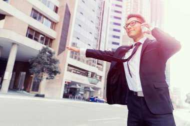 Bir taksi şehirde sallayarak