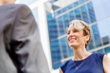 İki arkadaşları birlikte bir şehirde yürüyüş