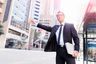 Bir taksi şehirde sallayarak