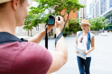 Genç kadın bir fotoğraf için poz