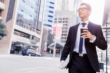 Bir şehirde kahve ile işadamı