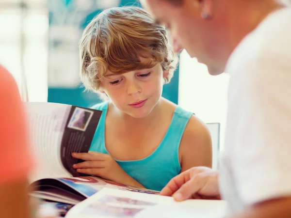 Familie in der Bibliothek — Stockfoto