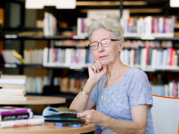 Taking her time with new books — Stock Photo, Image