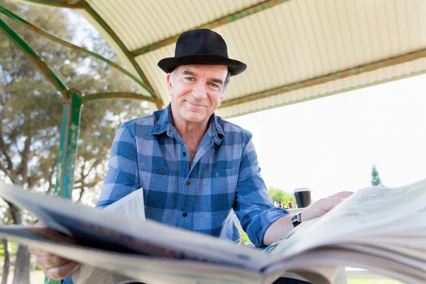 Disfrutando la lectura — Foto de Stock