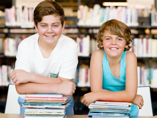 Dois meninos na biblioteca — Fotografia de Stock