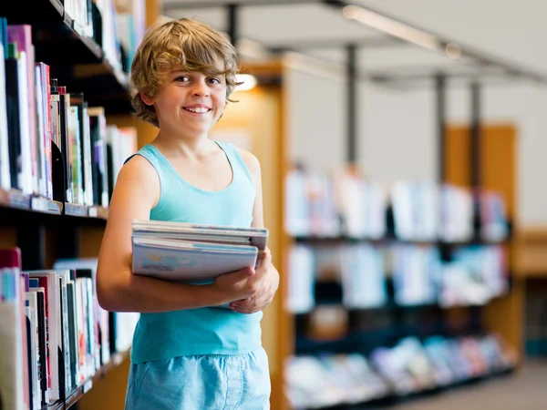 Pojke i biblioteket — Stockfoto