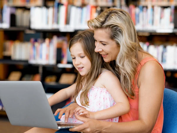 Technologie en plezier in de bibliotheek — Stockfoto