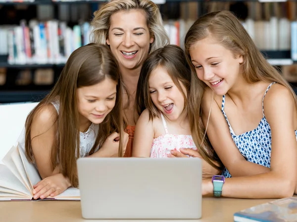 Teknik och kul i biblioteket — Stockfoto