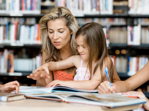 Nos encanta leer. —  Fotos de Stock