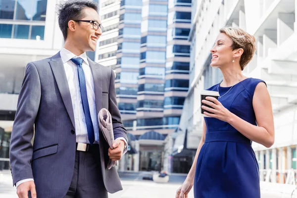 Twee collega's lopen samen in een stad — Stockfoto