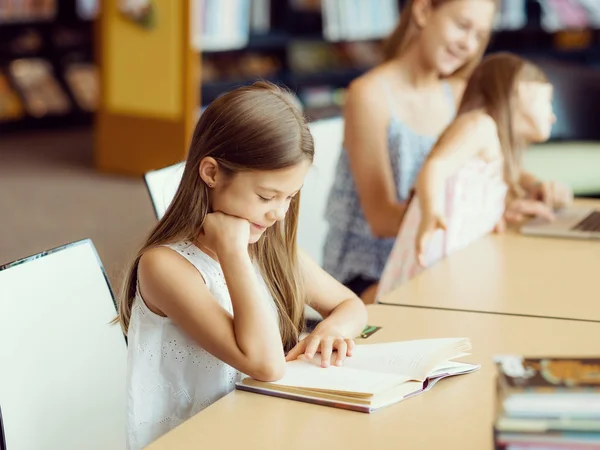 Technology and fun in the library — Stock Photo, Image