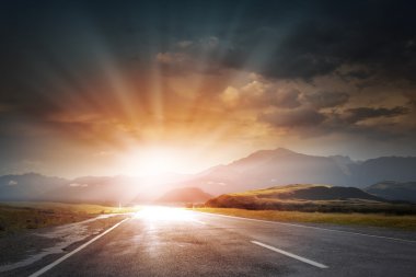 Günbatımı yol yukarıda