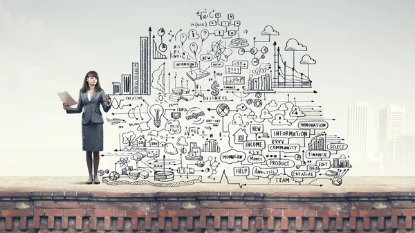 Mujer de negocios haciendo presentación — Foto de Stock