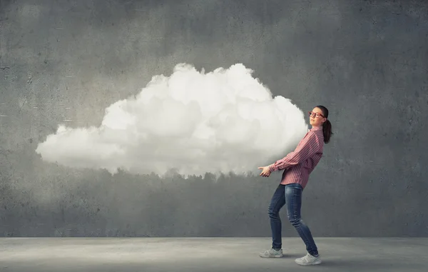 Mädchen tragen Wolke — Stockfoto