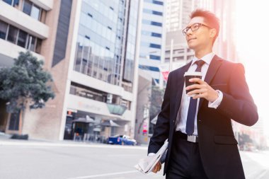 Bir şehirde kahve ile işadamı