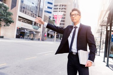 Bir taksi şehirde sallayarak