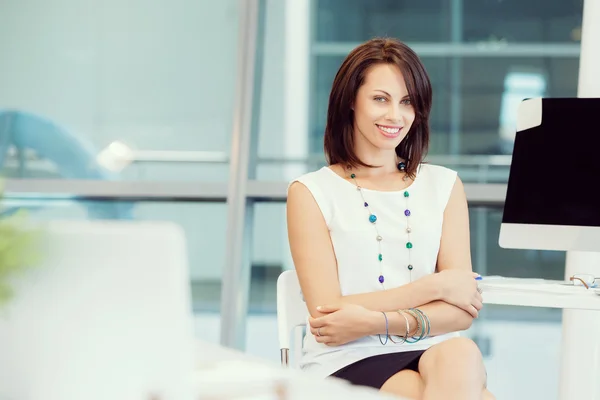 Mujer de negocios exitosa moderna — Foto de Stock