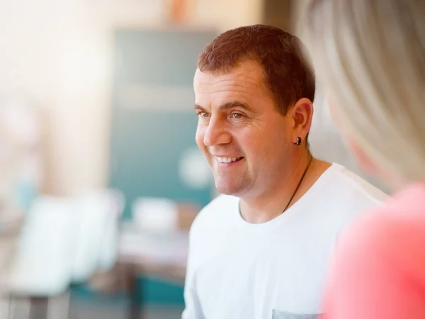 Retrato del hombre sonriente en el interior — Foto de Stock