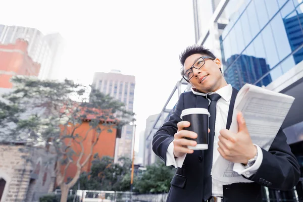 Uomo d'affari con caffè in una città — Foto Stock