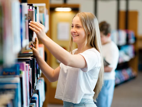 Tonårsflicka i biblioteket — Stockfoto