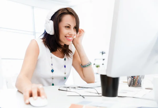 Vrouw in hoofdtelefoon — Stockfoto