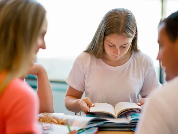 Teenager Mädchen mit Büchern — Stockfoto