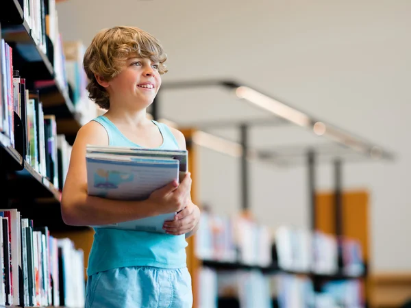 Jongen in bibliotheek — Stockfoto