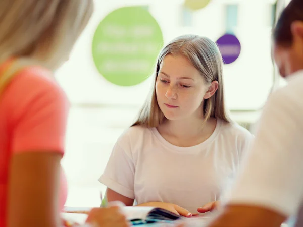 Tienermeisje met boeken — Stockfoto