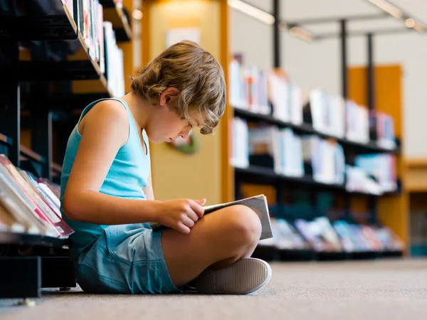 Pojke i biblioteket — Stockfoto