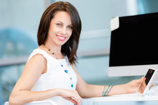 Mujer de negocios exitosa moderna — Foto de Stock