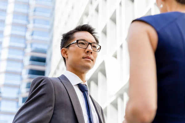 Two colleagues walking together in a city — Stock Photo, Image