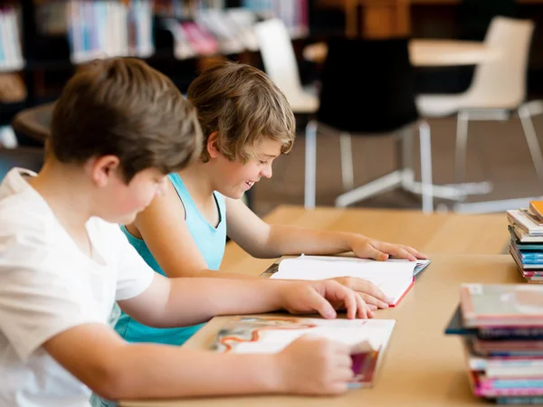 Two boys in library — Stock Photo, Image