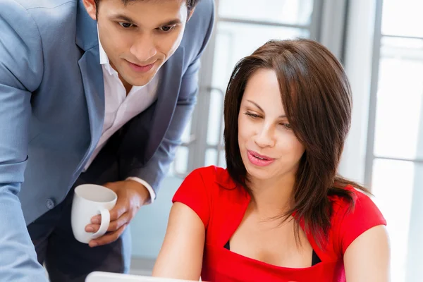 Deux jeunes entreprises collegue dans le bureau — Photo