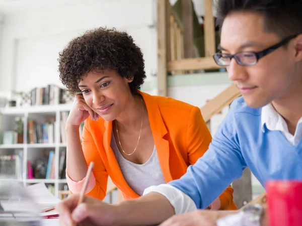 Equipo creativo en el trabajo — Foto de Stock