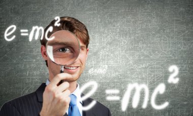 büyüteci olan adam