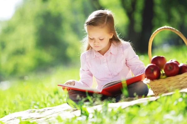 Ragazza nel parco — Foto Stock