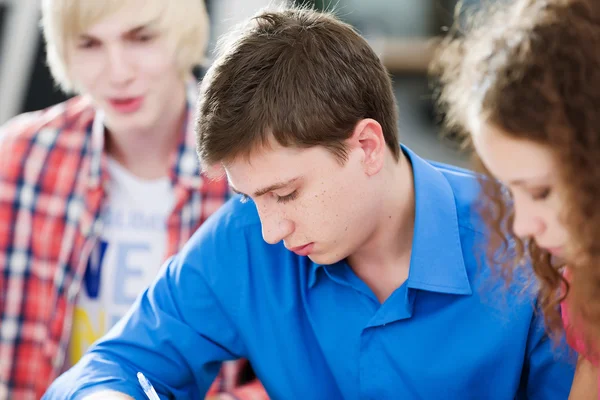 Estudiantes en clase — Foto de Stock