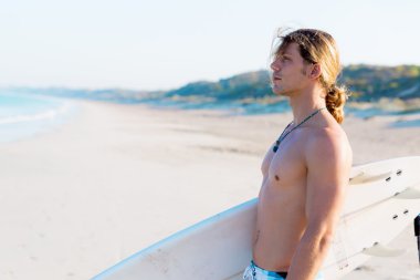 Dalgalar vurmak hazır