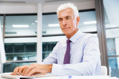 Başka bir office gün bilgisayar önünde