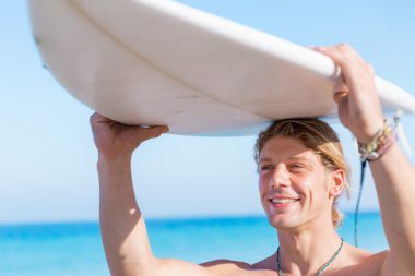 Dalgalar vurmak hazır