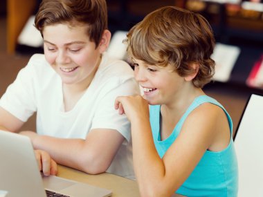 iki çocuk kitaplığı