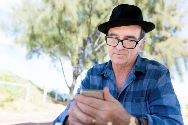 Старик со своим мобильником — стоковое фото