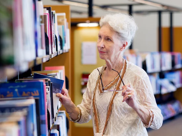 Prendre son temps avec de nouveaux livres — Photo