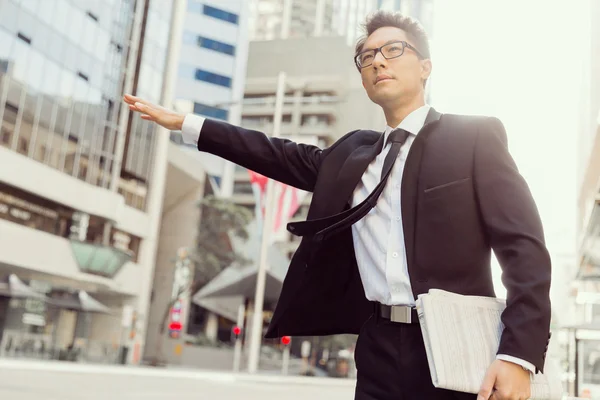 Waving for a taxi in city — Stock Photo, Image