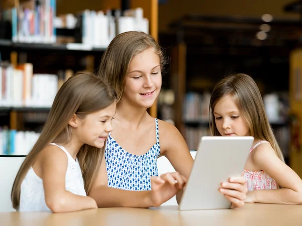 Technology and fun in the library — Stock Photo, Image