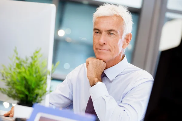 Een andere office dag achter computer — Stockfoto